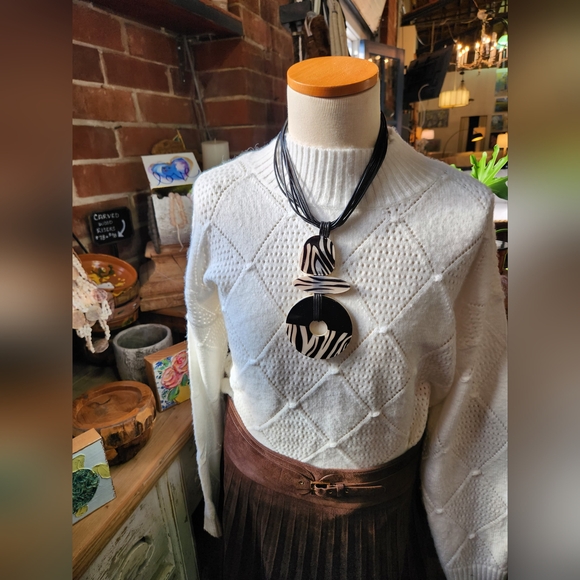 Reversible Black and White Statement Necklace - Picture 2 of 16